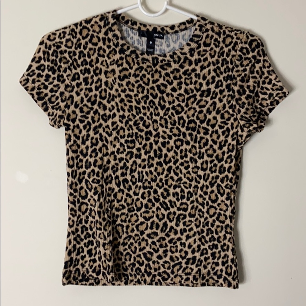 BLOOMINGDALES- Aqua Stretch Tee Size Small